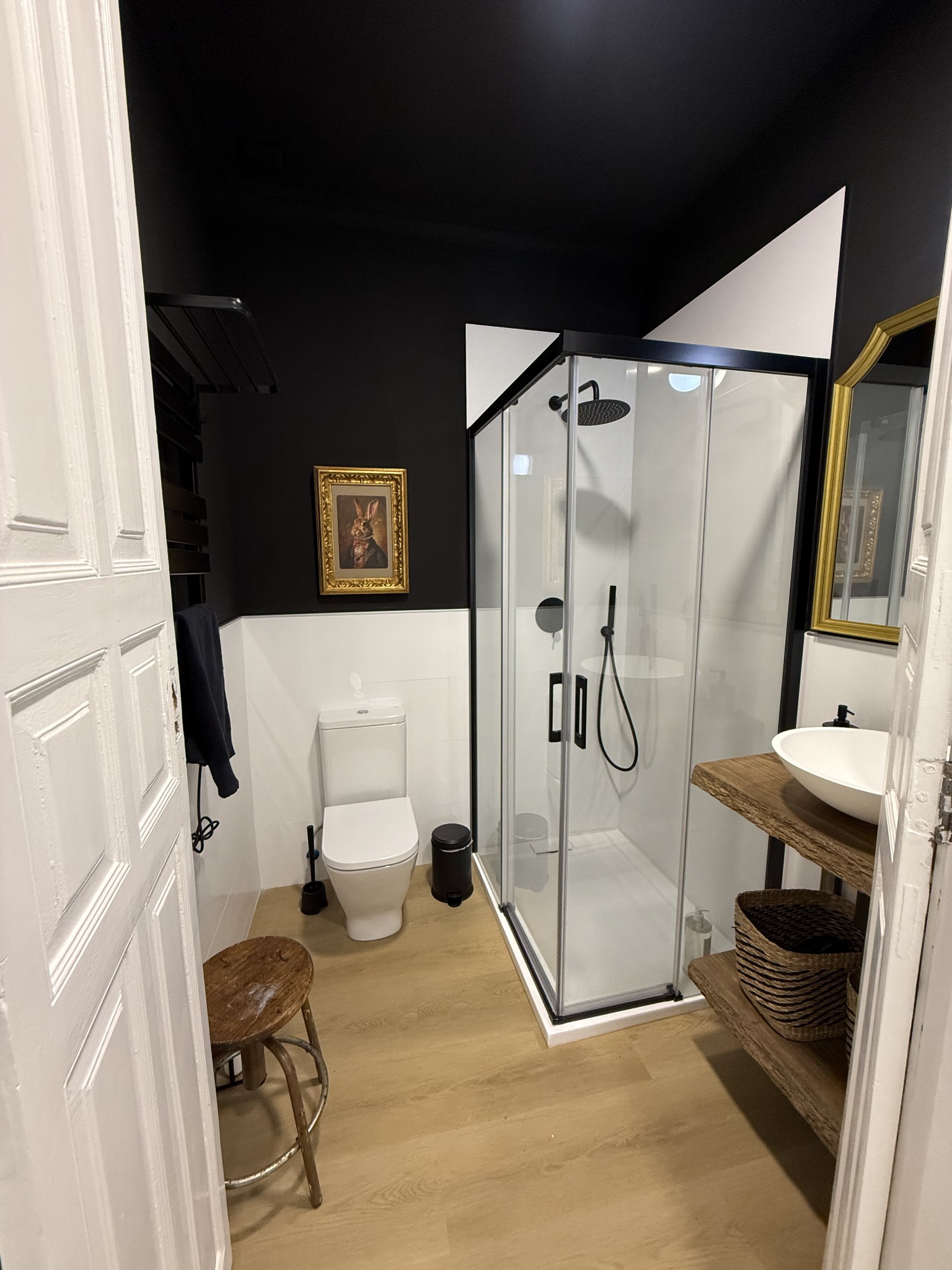 Baño de Casa Millo Bajo con cuadro de conejo