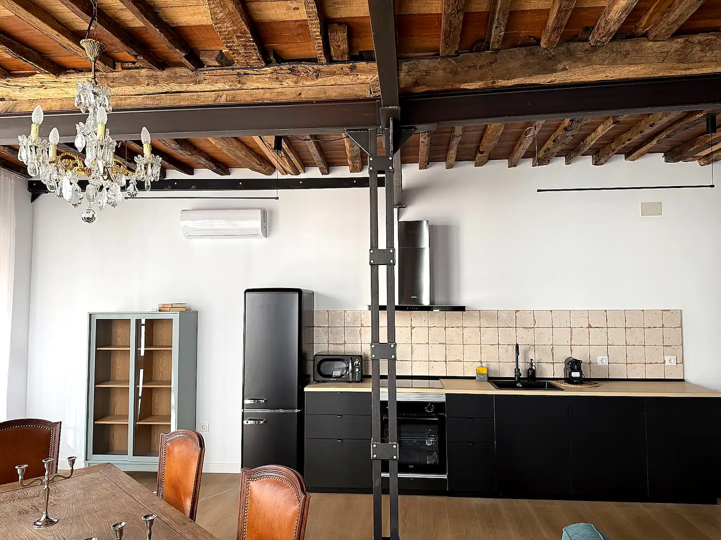 Cocina de Casa Millo Primero con vigas de madera originales