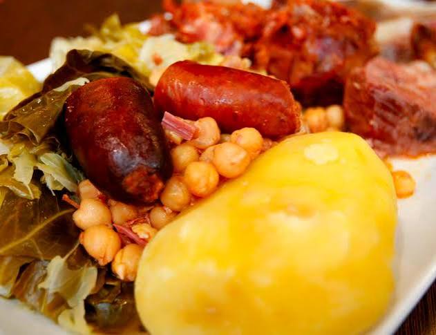 Cocido gallego: chorizo, garbanzos y grelos