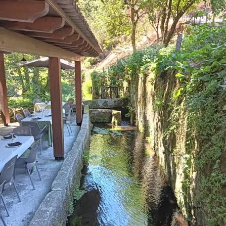 Terraza junto al agua de O Muiño do Chirlo cerca de Celanova